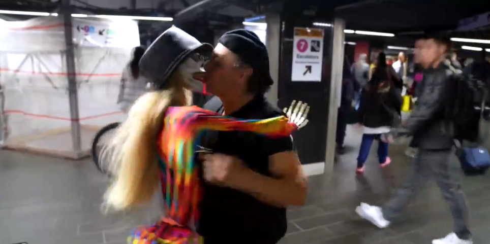 Colombiano bailando en el metro de Nueva York.
