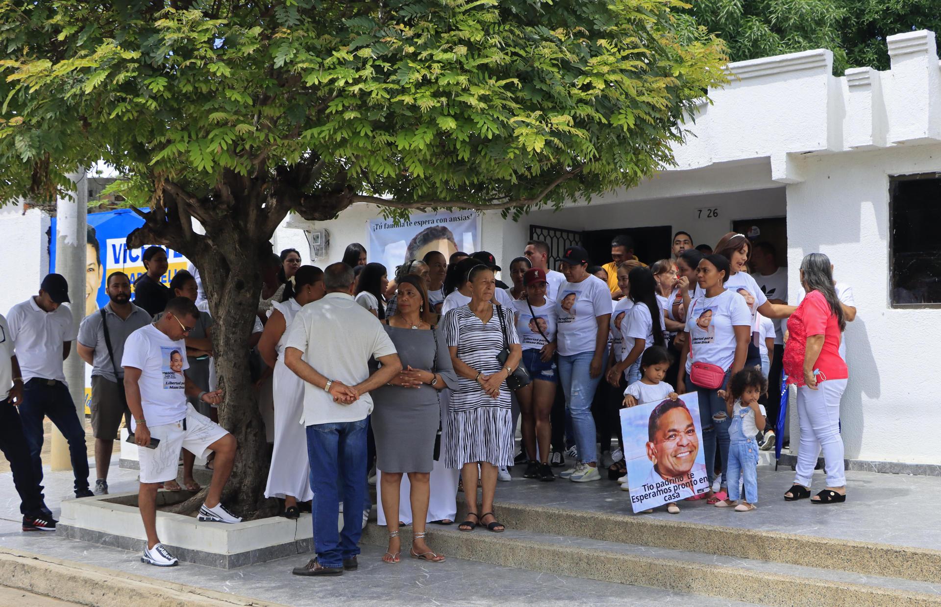 Varias personas reunidas a las afueras de la casa del papá de Luis Díaz.