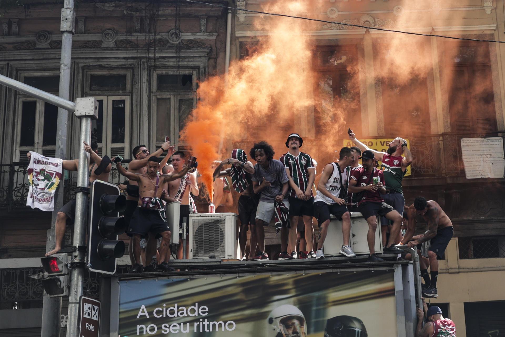 Jugadores de Fluminense en medio de una caravana en Río de Janeiro.