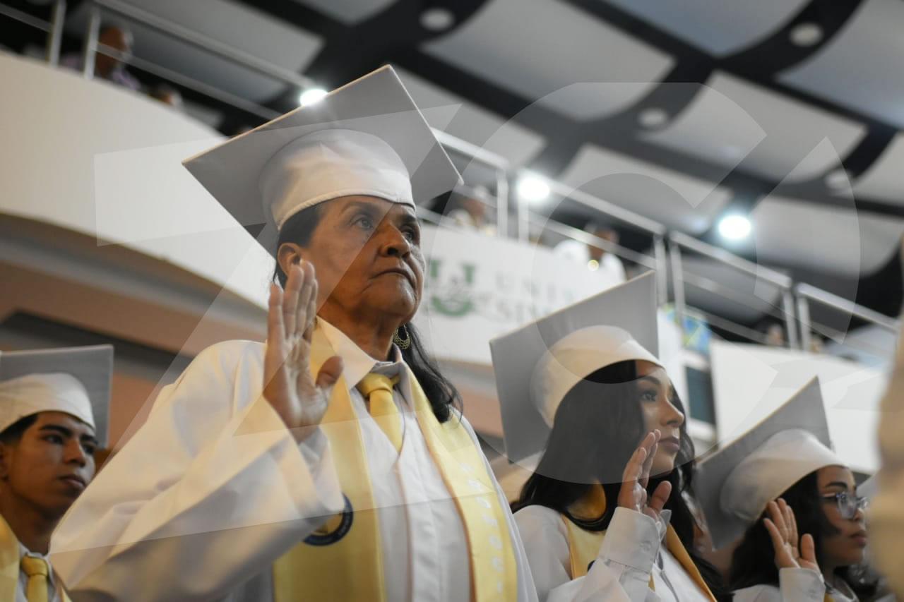 El emotivo grado de María Fabiola Ríos Castro