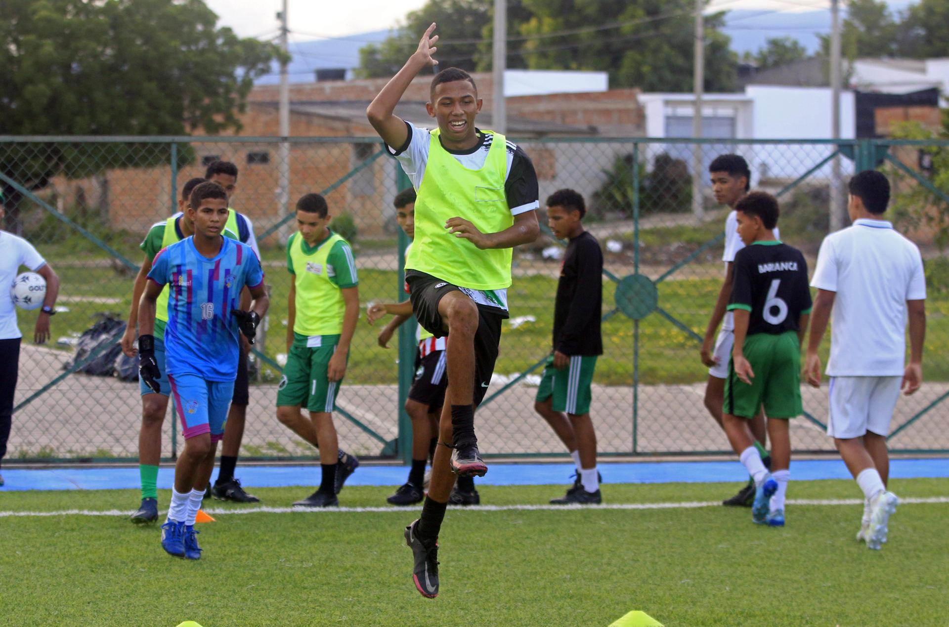 Niños y jóvenes entrenan fútbol en la Fundación Sembrando Esperanza.