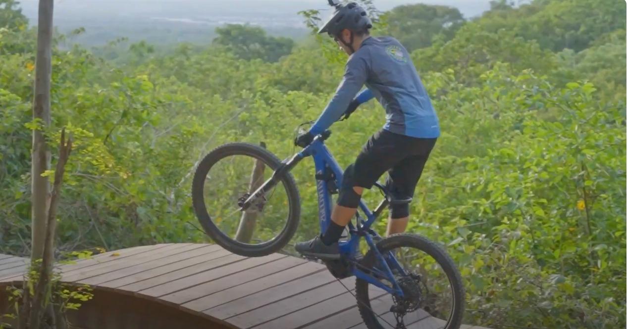 Deportista probando la pista de ciclomontañismo de la ciudad.
