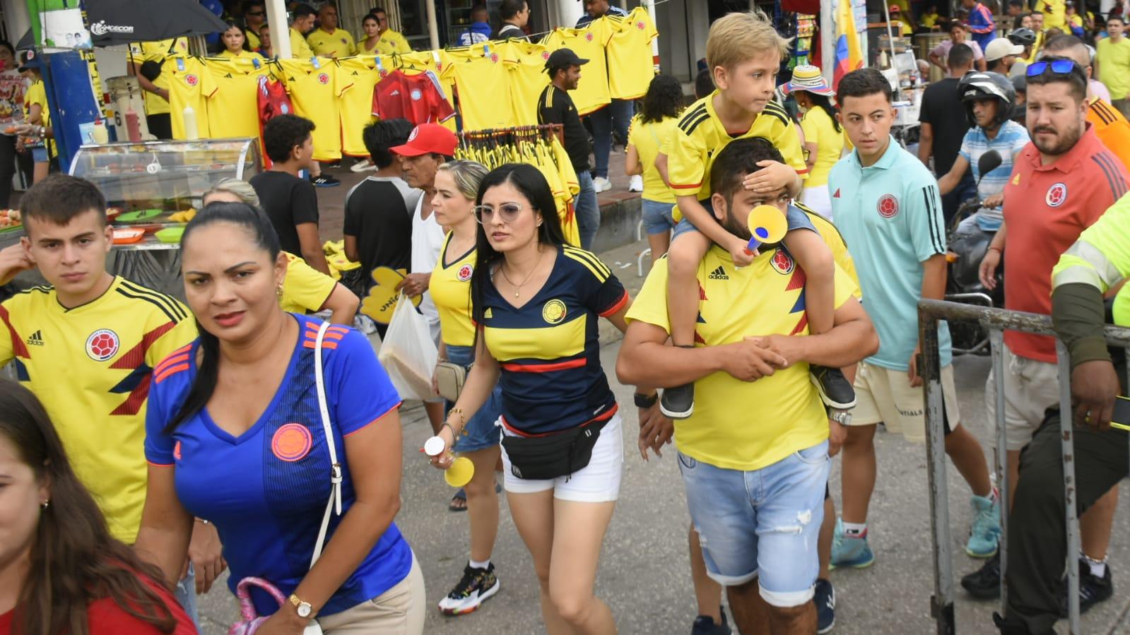 Hinchas intentando ingresar temprano al estadio Metropolitano.