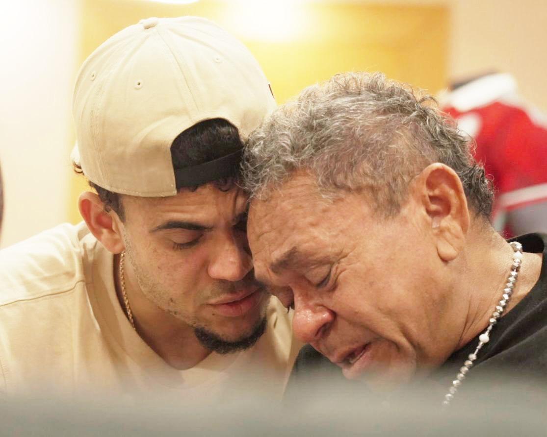 Luis Díaz llora junto a su padre, Luis Manuel Díaz.