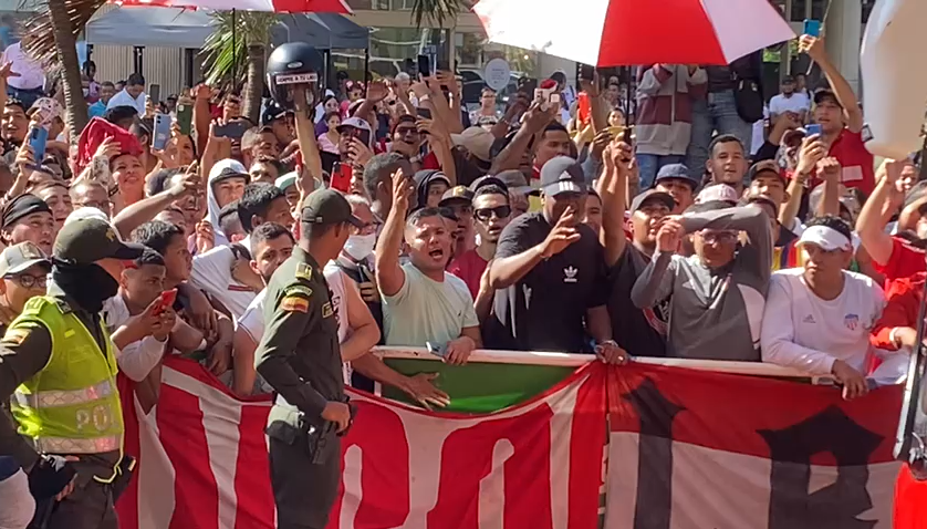 Hinchada juniorista despide a los tiburones