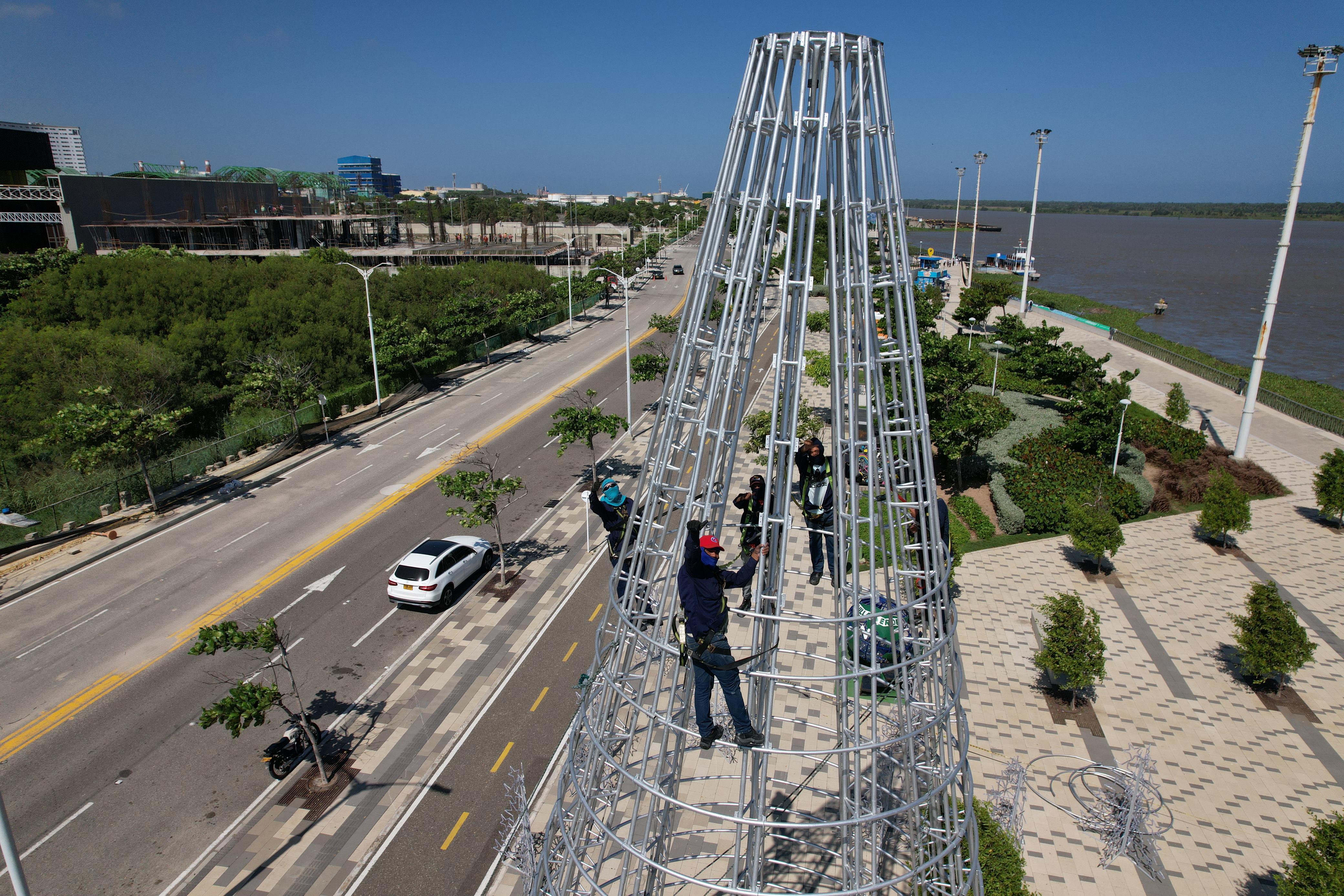 Avanza el alumbrado Navideño en el Gran Malecón.