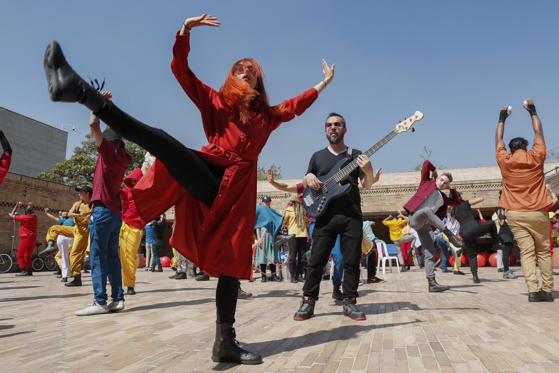  Artistas acompañados de la agrupación musical Burning Caravan realizan un ensayo de la obra