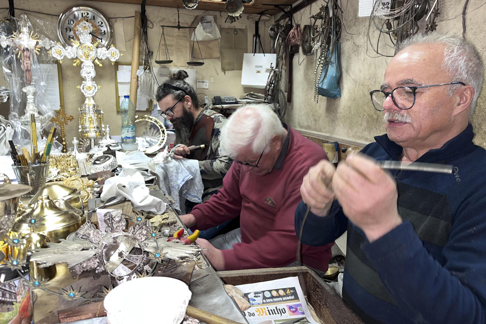  António repara a mano las obras.