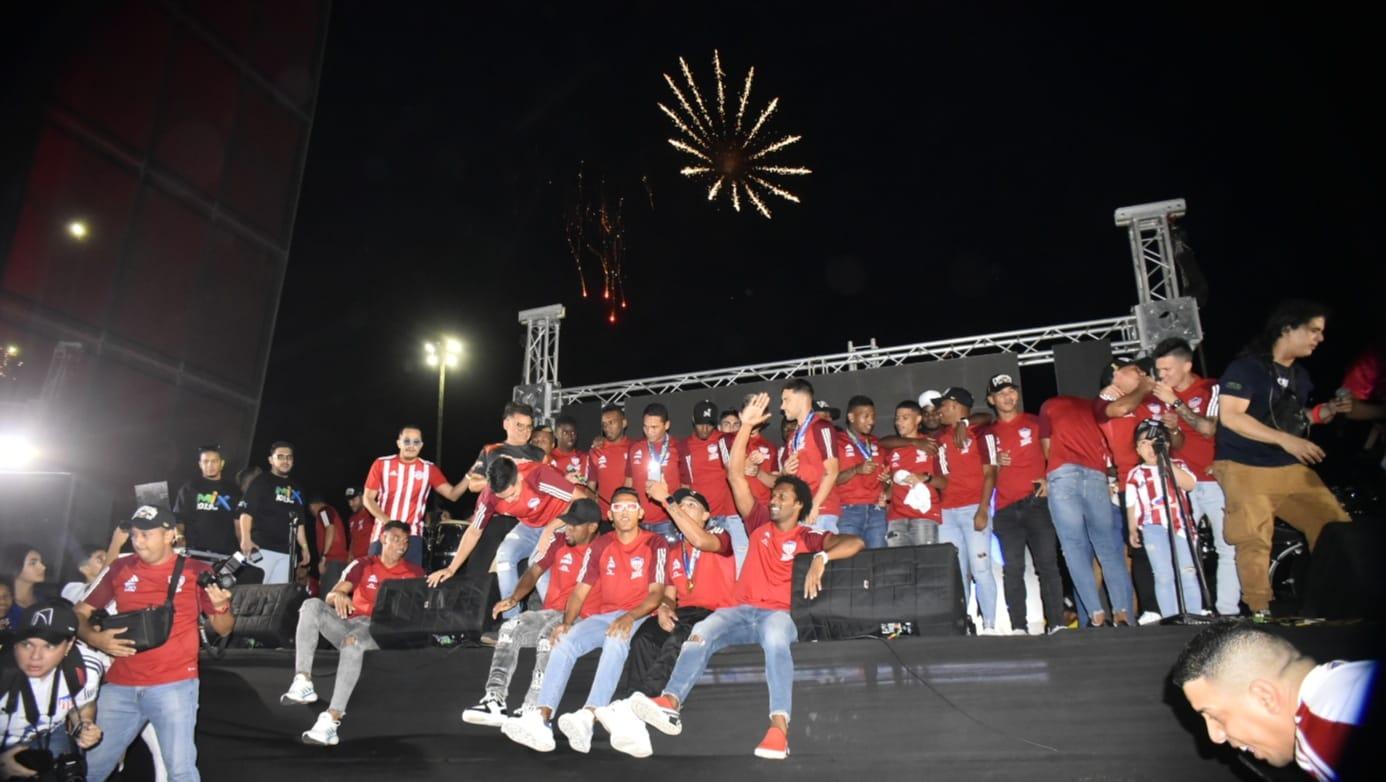 El onceno tiburón saluda a la afición desde la Ventana de Campeones