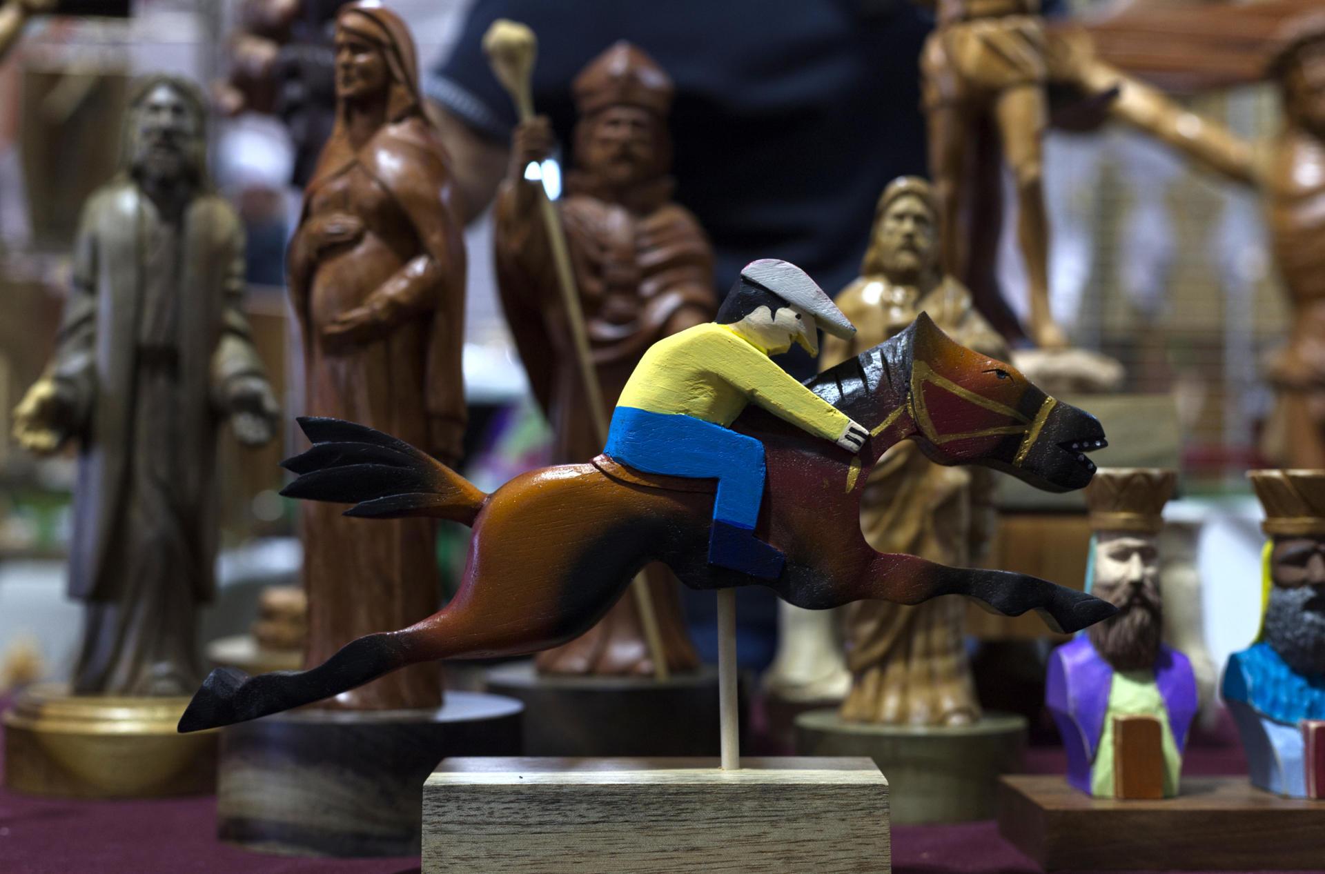 Algunas piezas en madera talladas por el artesano Santos Ortiz