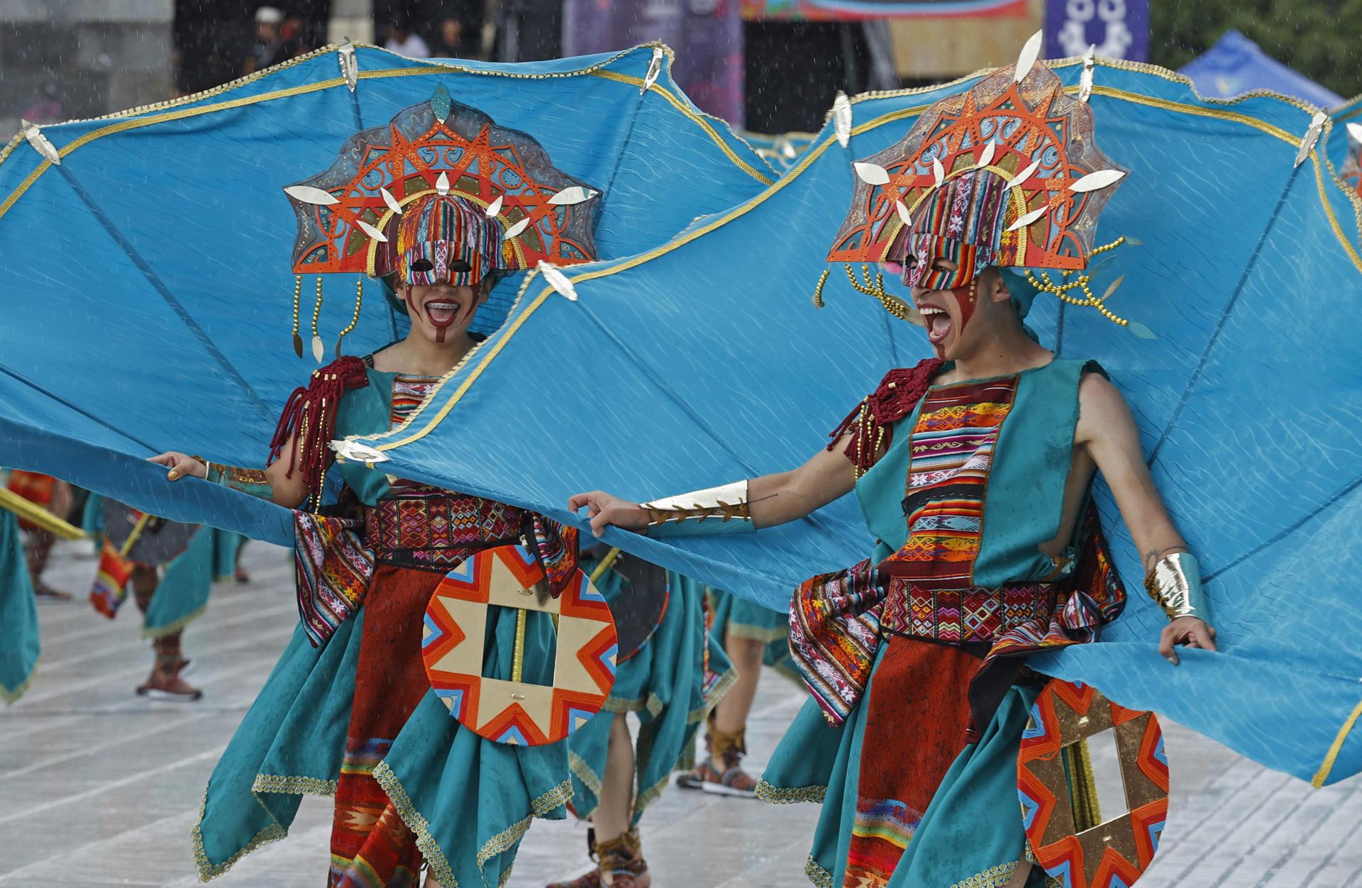 Grupo folclórico en Carnaval de Negros y Blancos.
