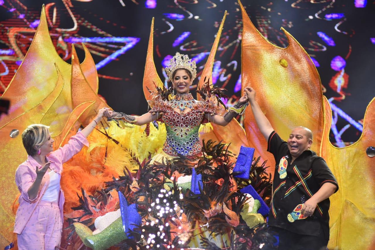 La Reina Natalya Ruíz Blel fue coronada por el Secretario de Cultura Juan Carlos Ospino, y Sandra Gómez, gerente del Carnaval S.A.S.