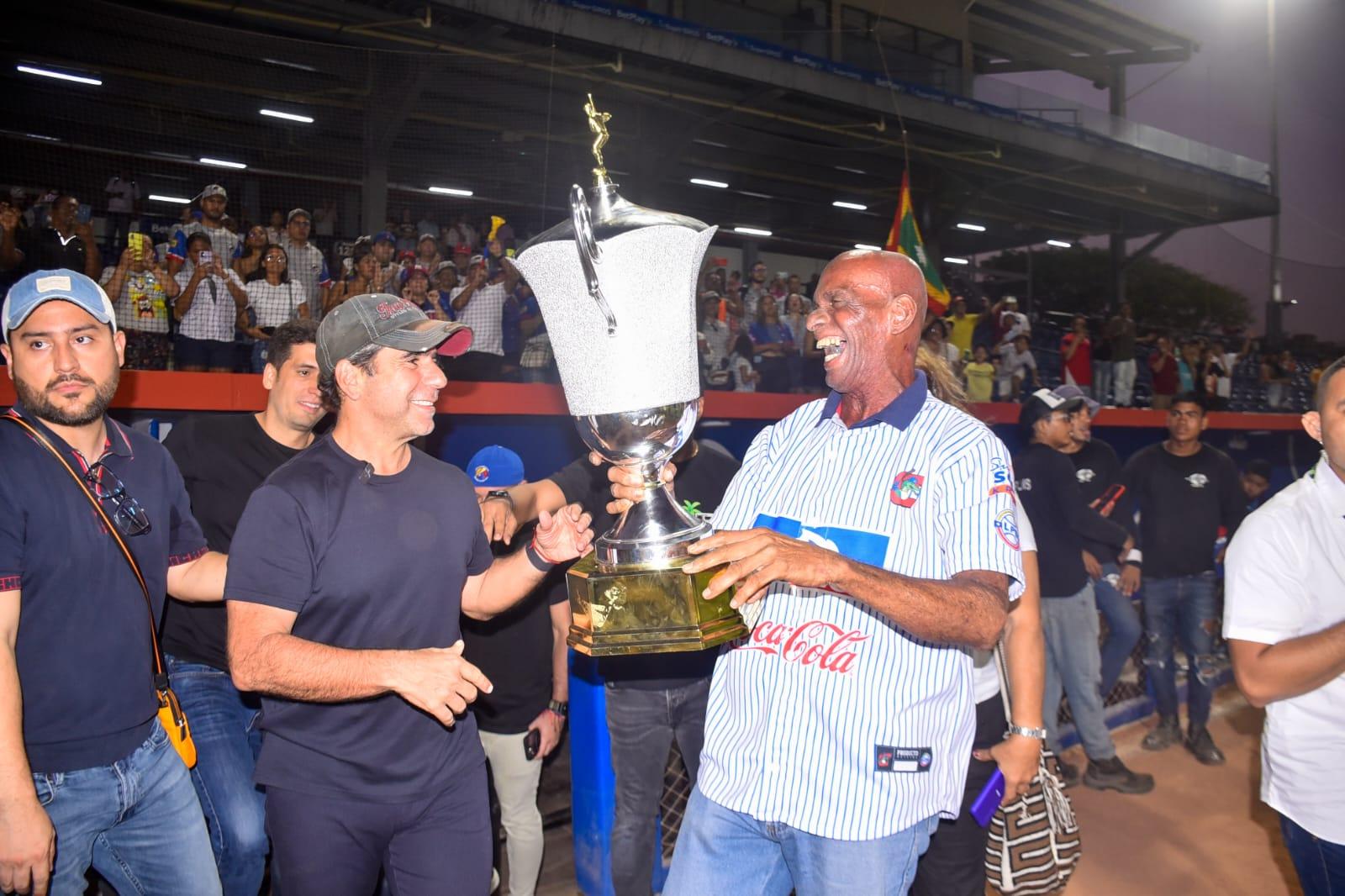 El alcalde Alex Char y Gerónimo Blanco, coach de Caimanes. 