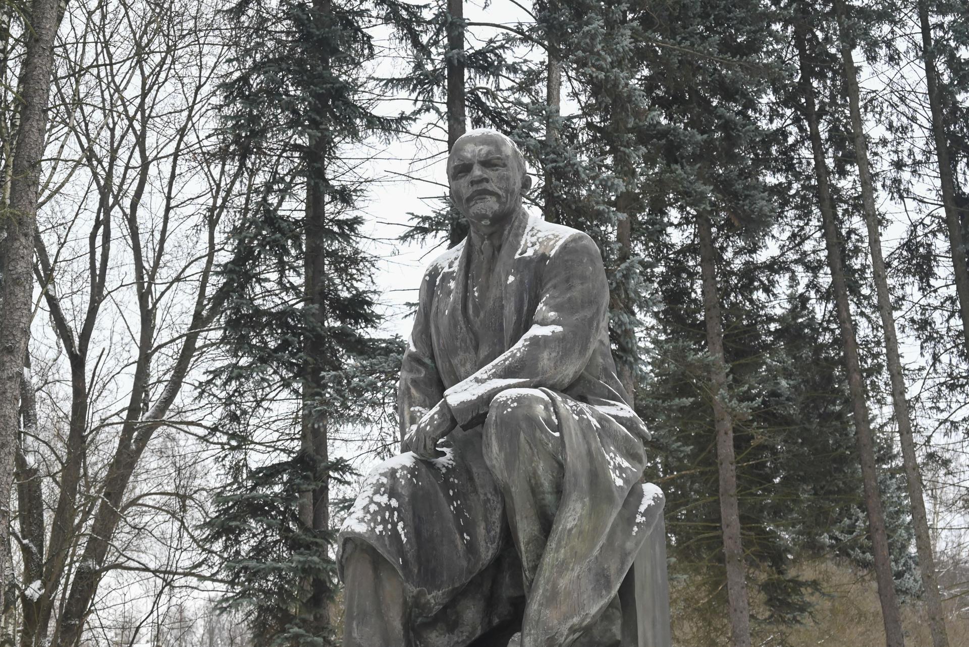   Vista de una estatua de Lenin en el exterior de su mausoleo en Moscú