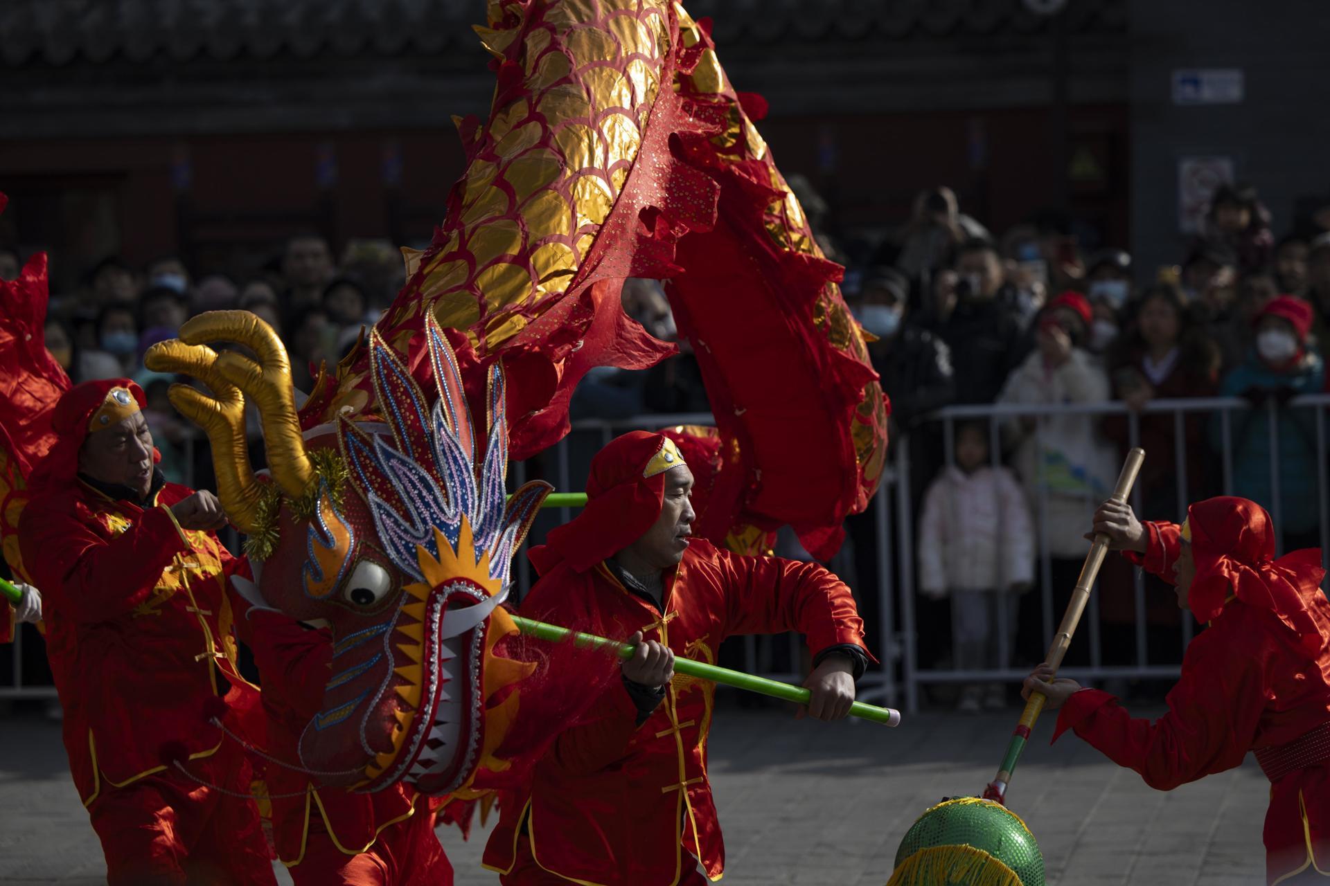 Artistas en acción durante una Danza del Dragón en el Templo Dongyue en Beijing, China. 