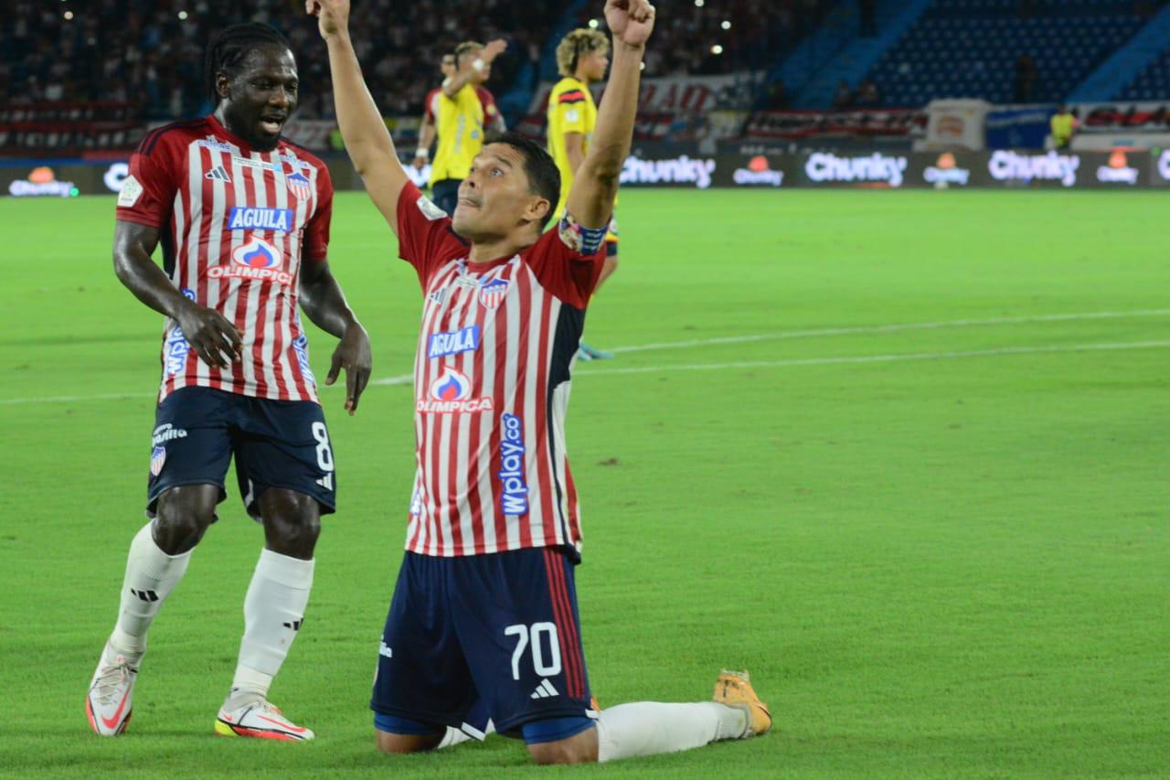 Carlos BYimmi Chará se acerca a felicitar a Carlos Bacca tras su gol de pena máxima. acca abrió el marcador, de pena máxima, sobre el final del primer tiempo. 