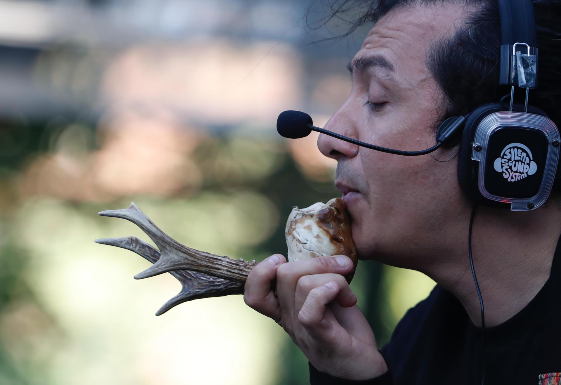 Esteban Valdivia interpreta con una flauta globular de cabeza de venado.
