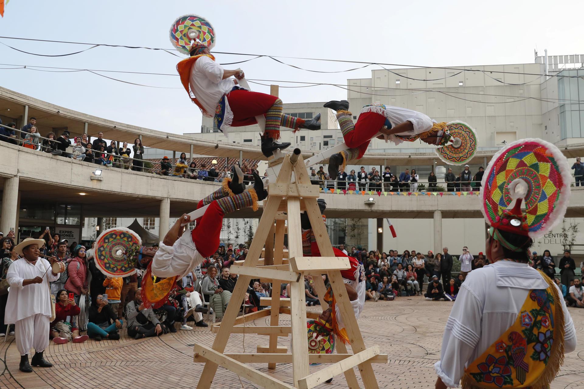 Los Voladores de Papantla un circo diferente