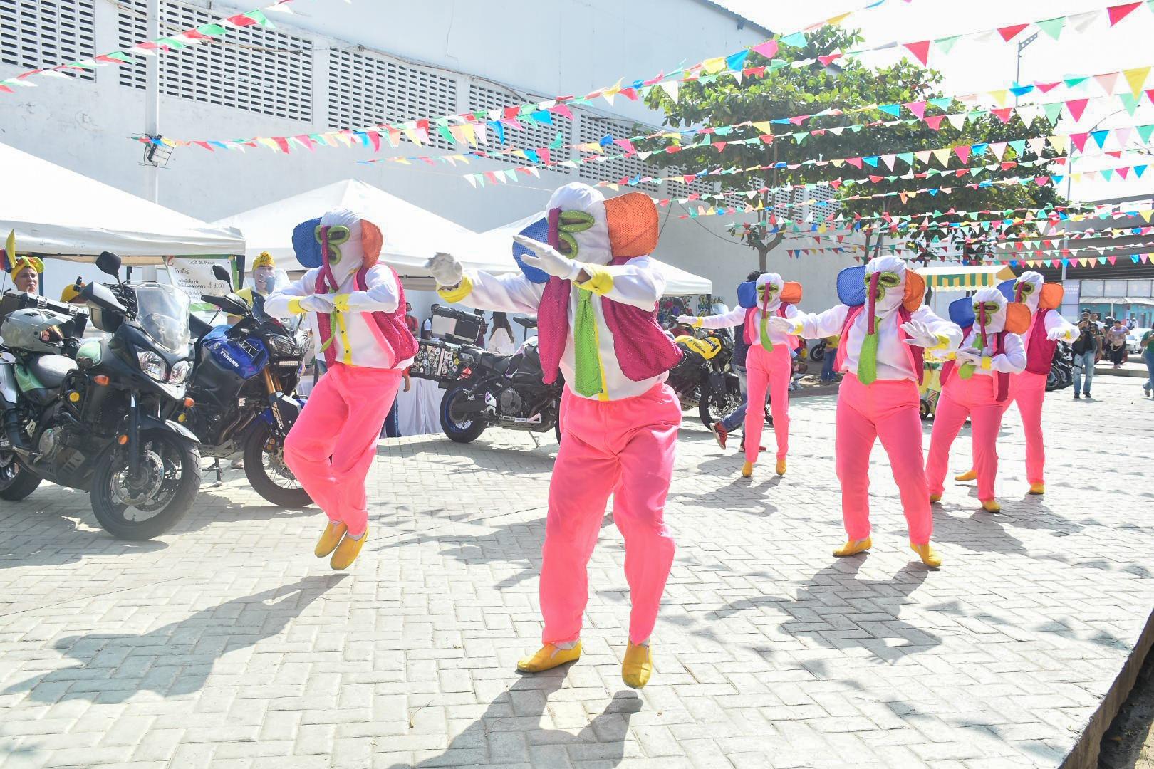 Las marimondas colocan la alegría.