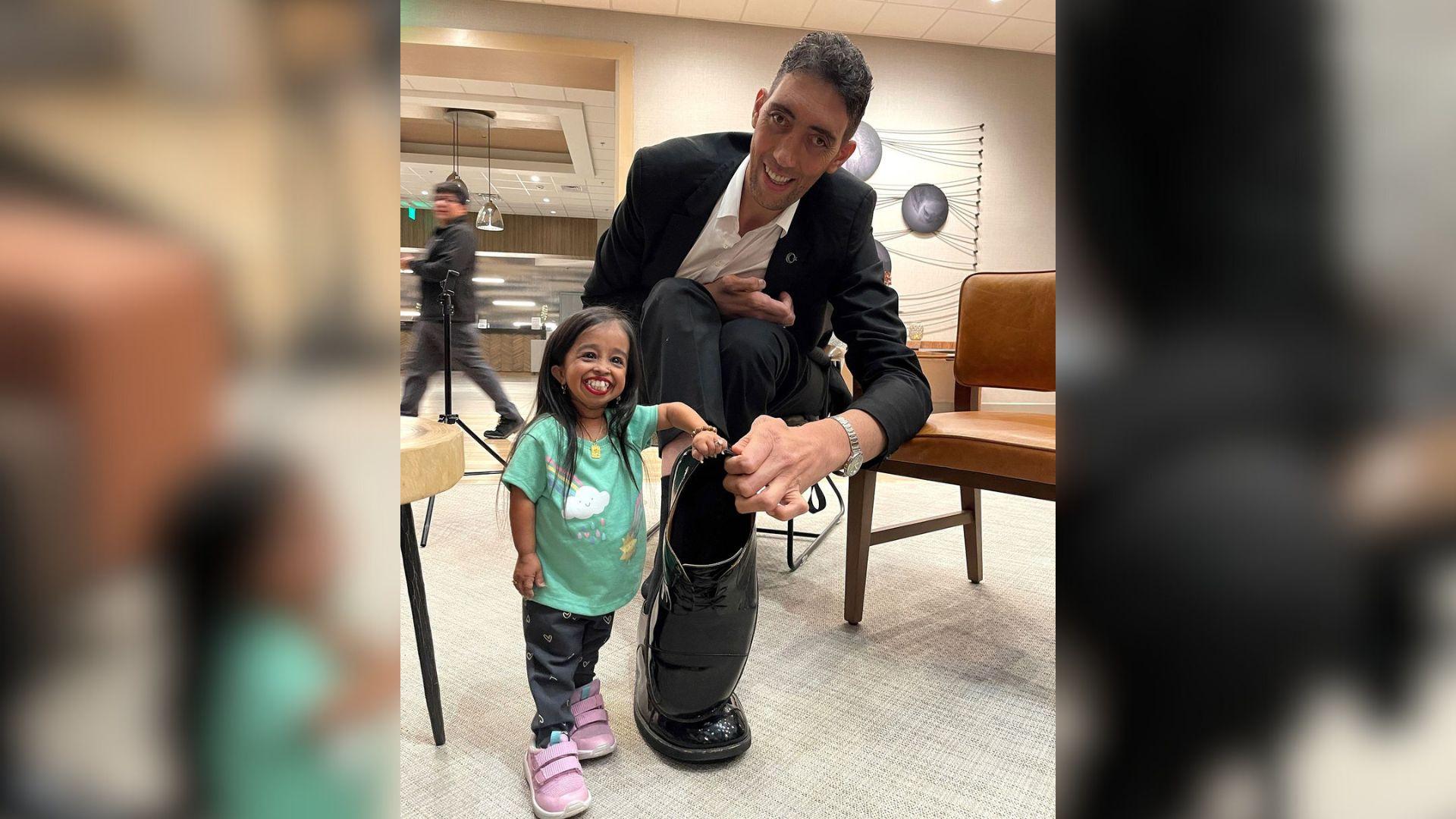 Sultan Kösen, el hombre vivo más alto, y Jyoti Amge, la mujer viva más pequeña.