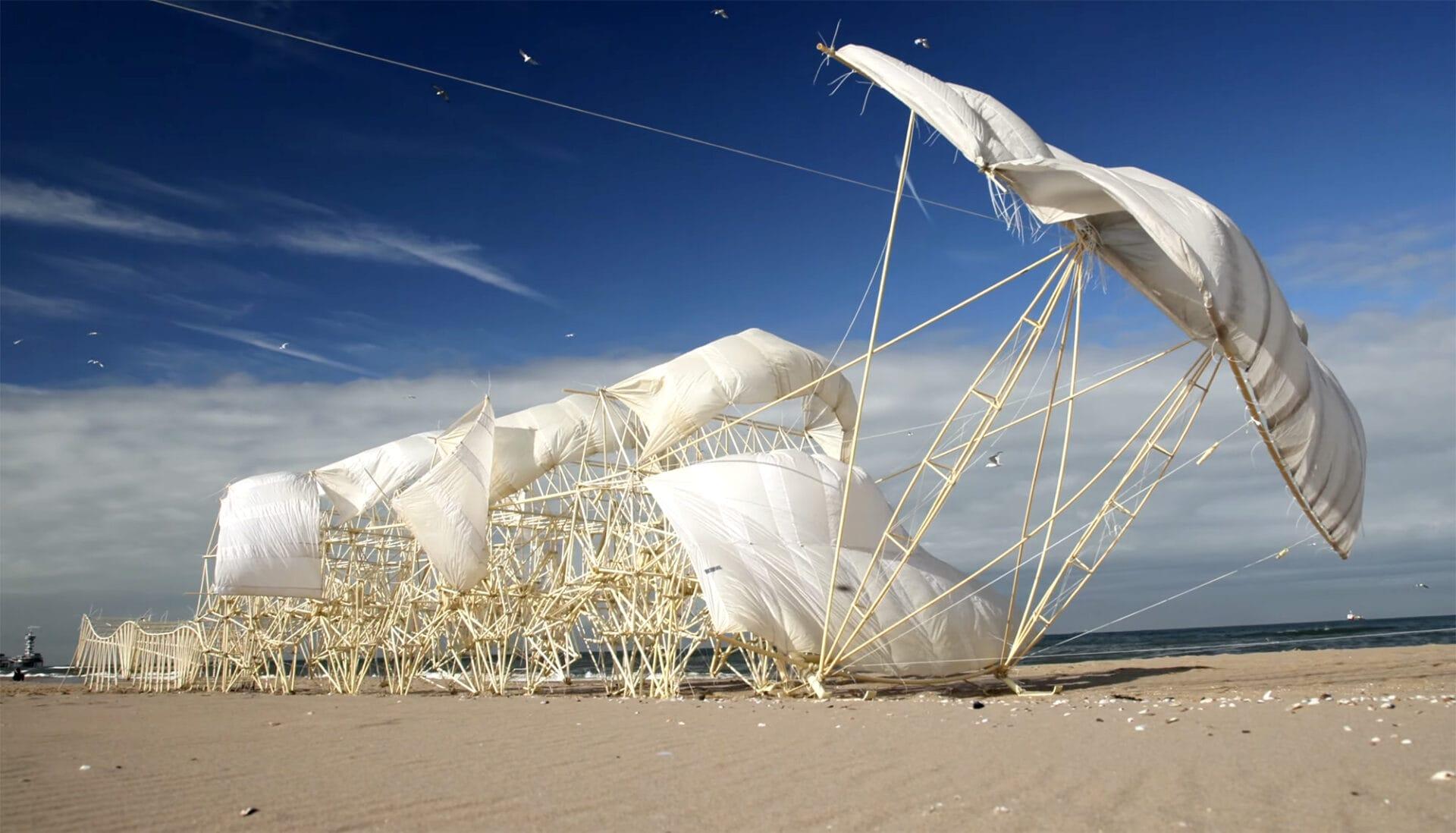 Theo Jansen tiene 15 años creando las Strandbeest.