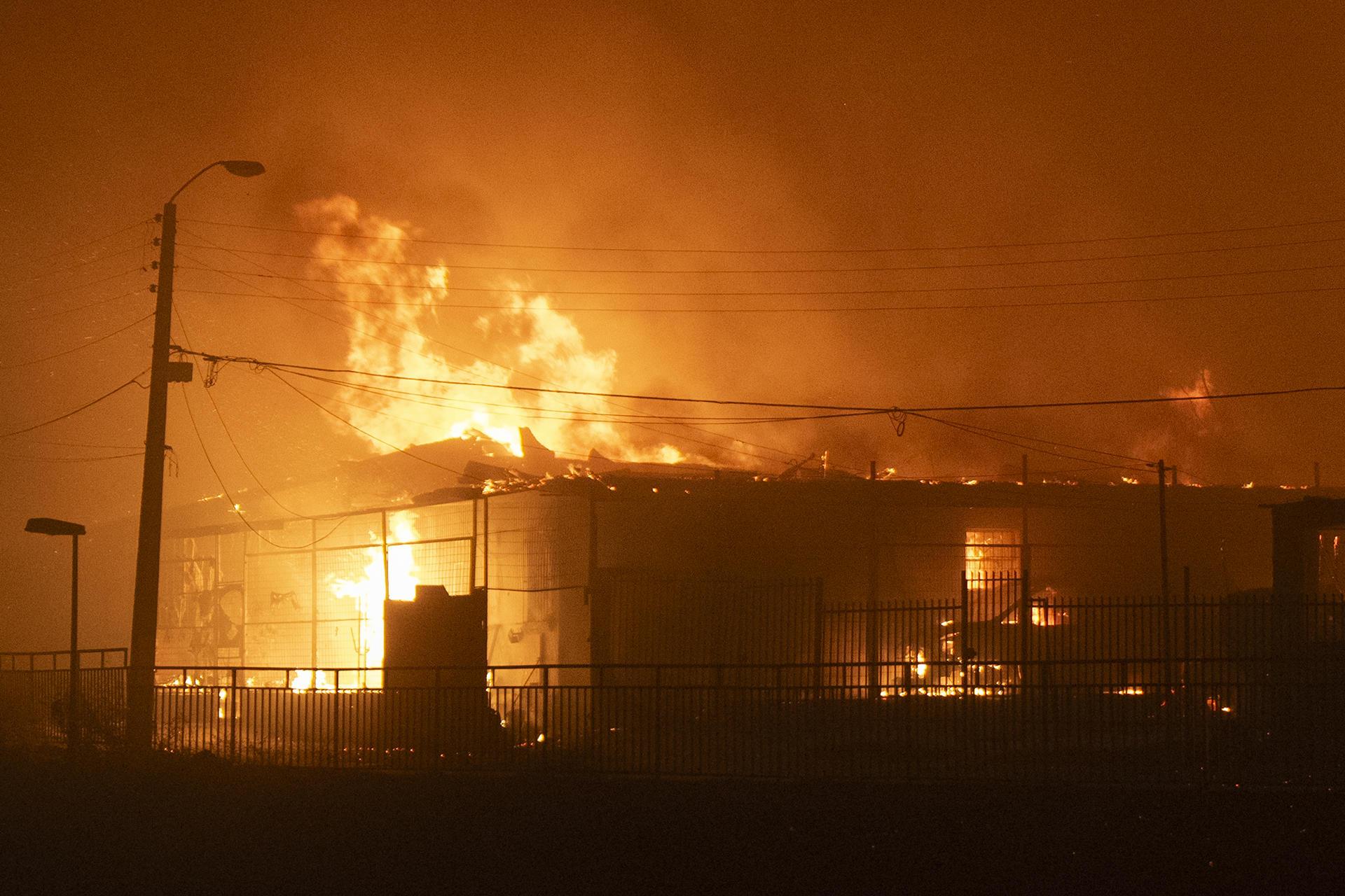 Una casa en llamas en la zona de Valparaíso, la más afectada por la emergencia