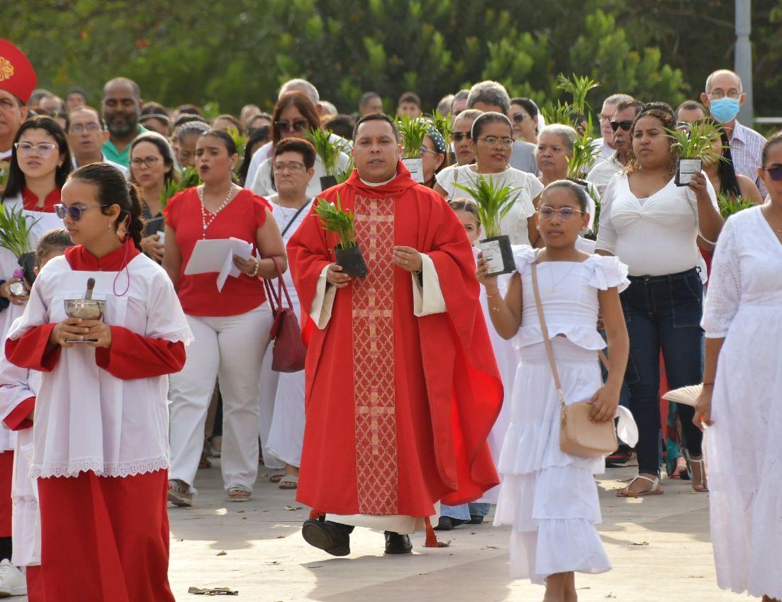 Los fieles en el Domingo de Ramos en los alrededores de la Catedral Metropolitana