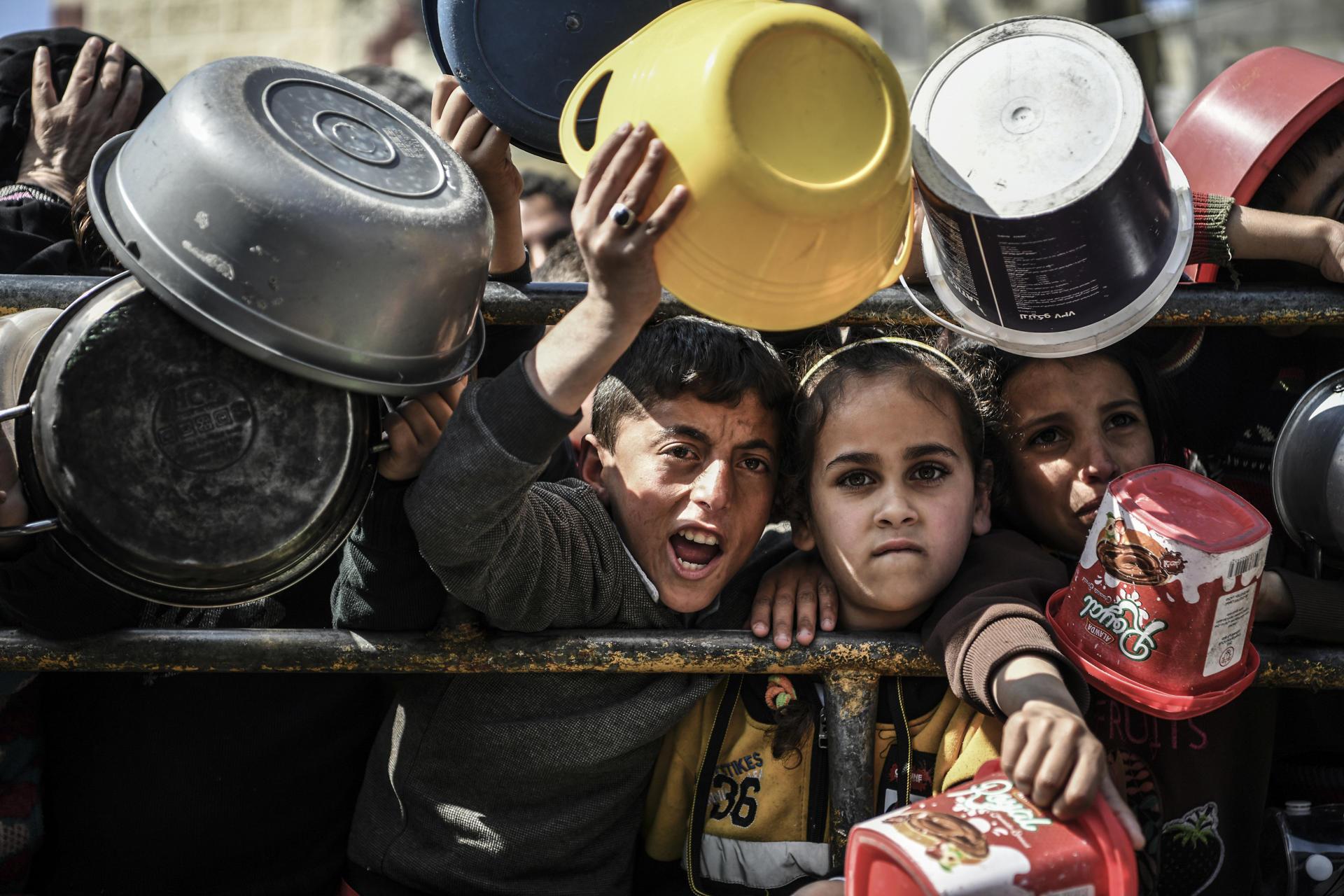 Muhammad, de 11 años, y Reham, de 9, en un centro de distribución de alimentos en Rafah, Gaza.