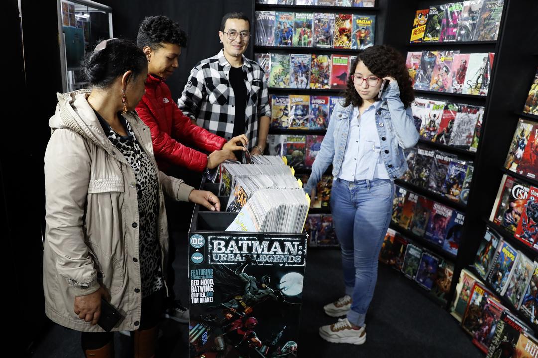 Visitantes recorren el pabellón donde se concentra el Salón del Cómic.