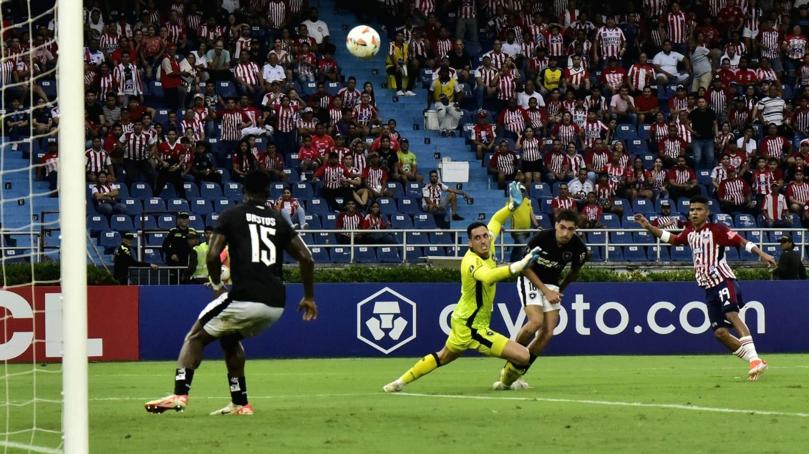 Zapatazo de José Enamorado que se fue por encima d lkjkel pórtico de Botafogo. 