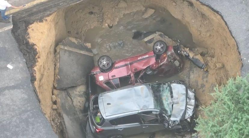 Cráter que se abrió en el puente de la 30.