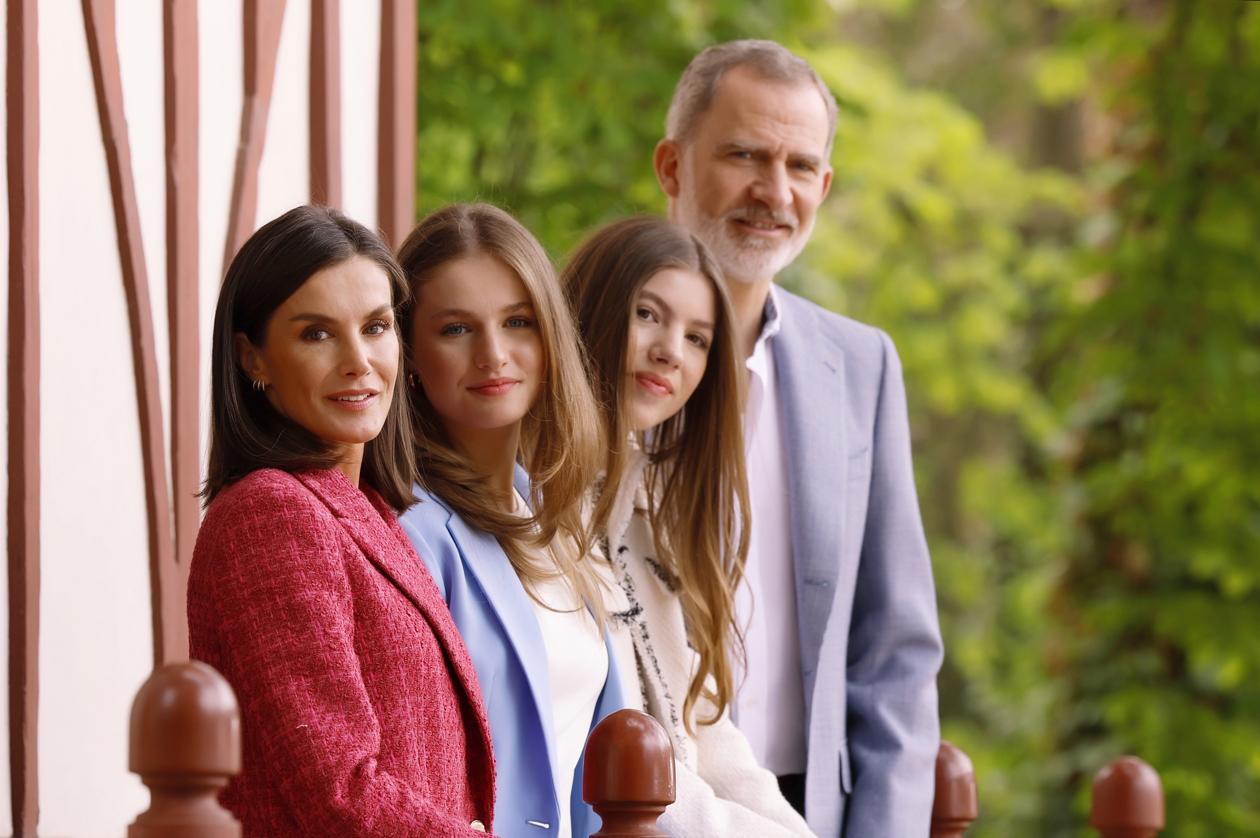 Los reyes Felipe y Letizia junto a sus hijas.