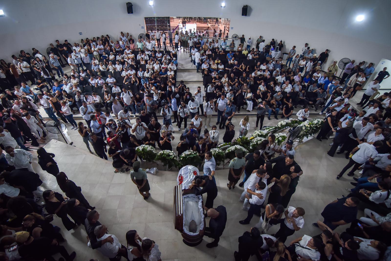 Decenas de personas en el auditorio de la Biblioteca Departamental Rafael Carrillo Lúquez, en Valledupar en donde permanece el féretro de Omar Geles