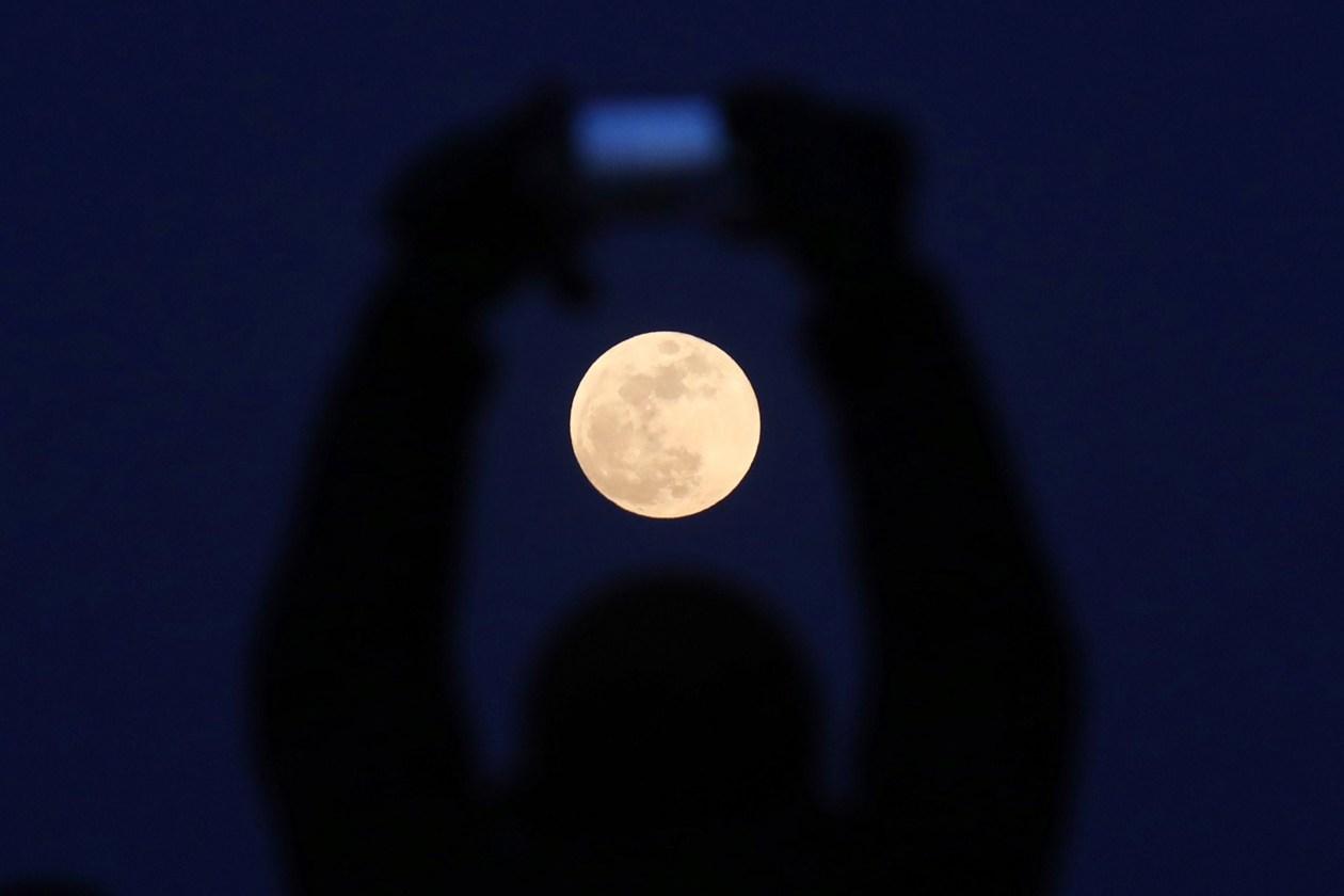 Foto de la luna tomada en Pekín, China.
