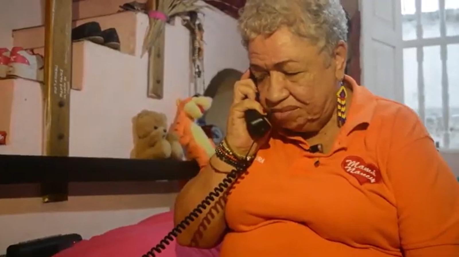 'Mama Nancy' atendiendo una de las llamadas.