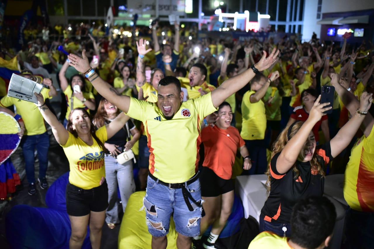 Aficionados celebrando el gol de Colombia. 