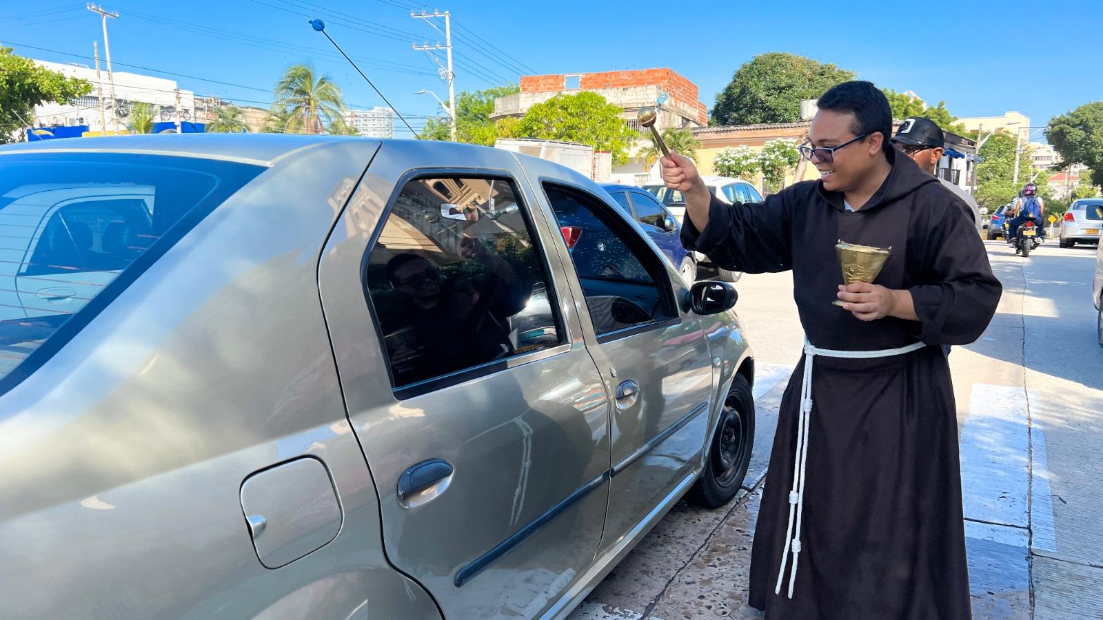 Fray Ricardo Silva, hermano capuchino en formación, de la parroquia Nuestra Señora del Carmen en la bendición de vehículos.