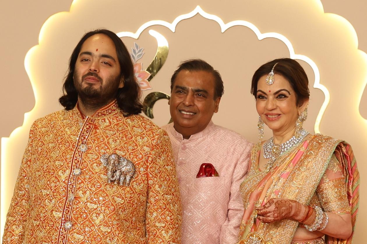 Anant Ambani y sus padres.