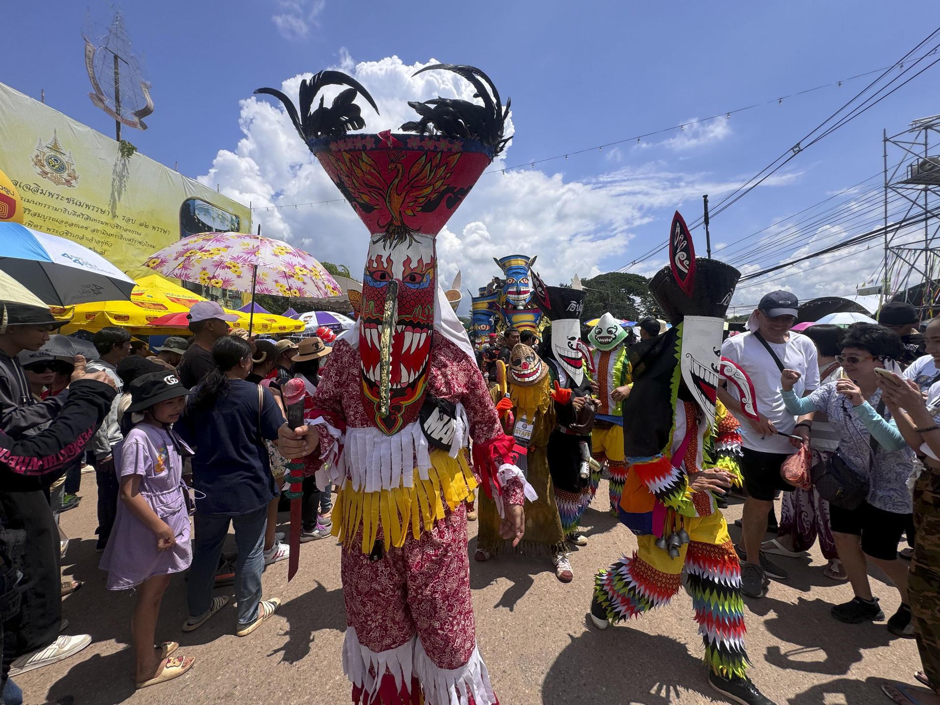 Una multitud salió este lunes a las calles con máscaras y algunas espadas fálicas.