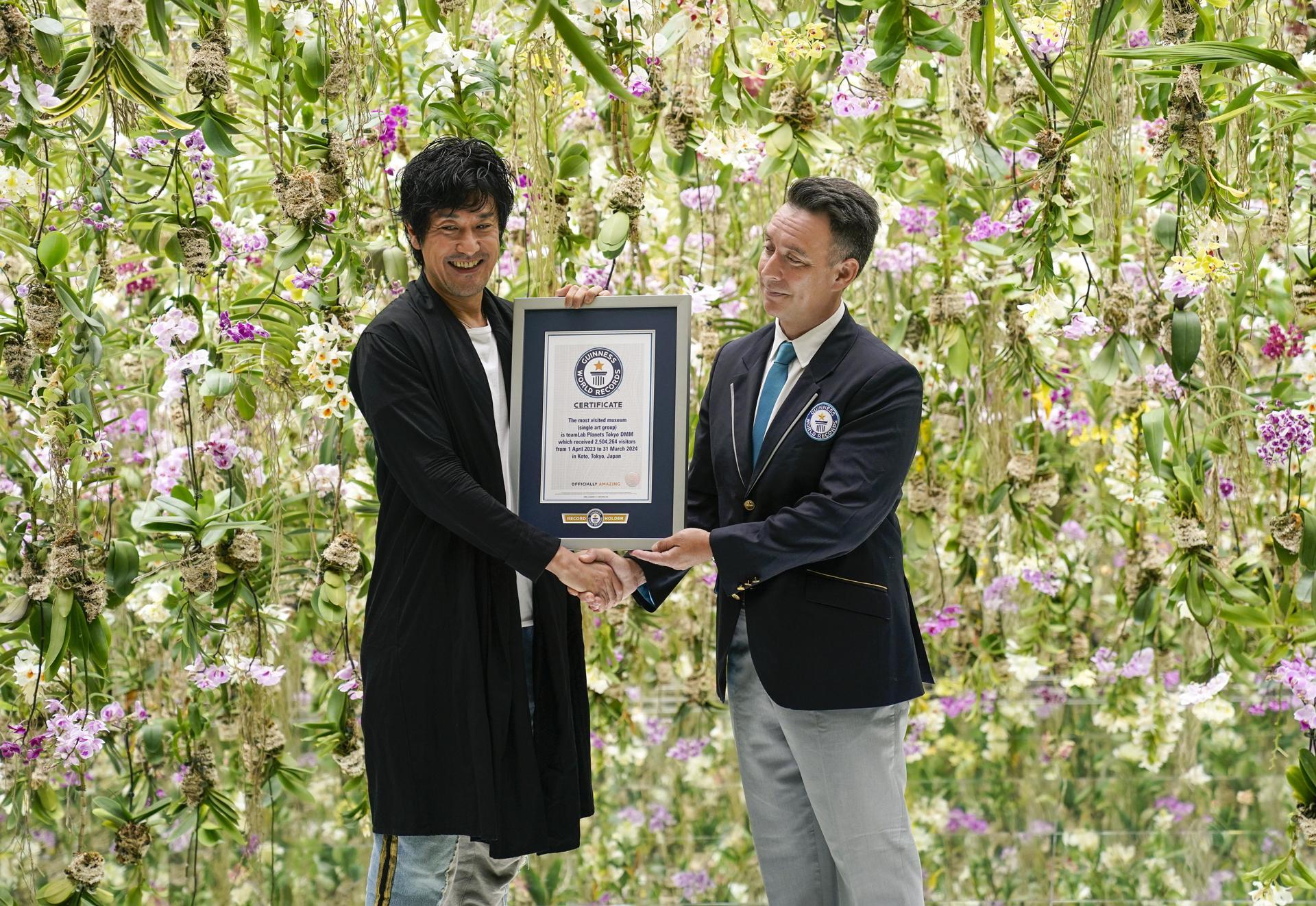 Toshiyuki Inoko, fundador de teamLab, recibiendo el reconocimiento.