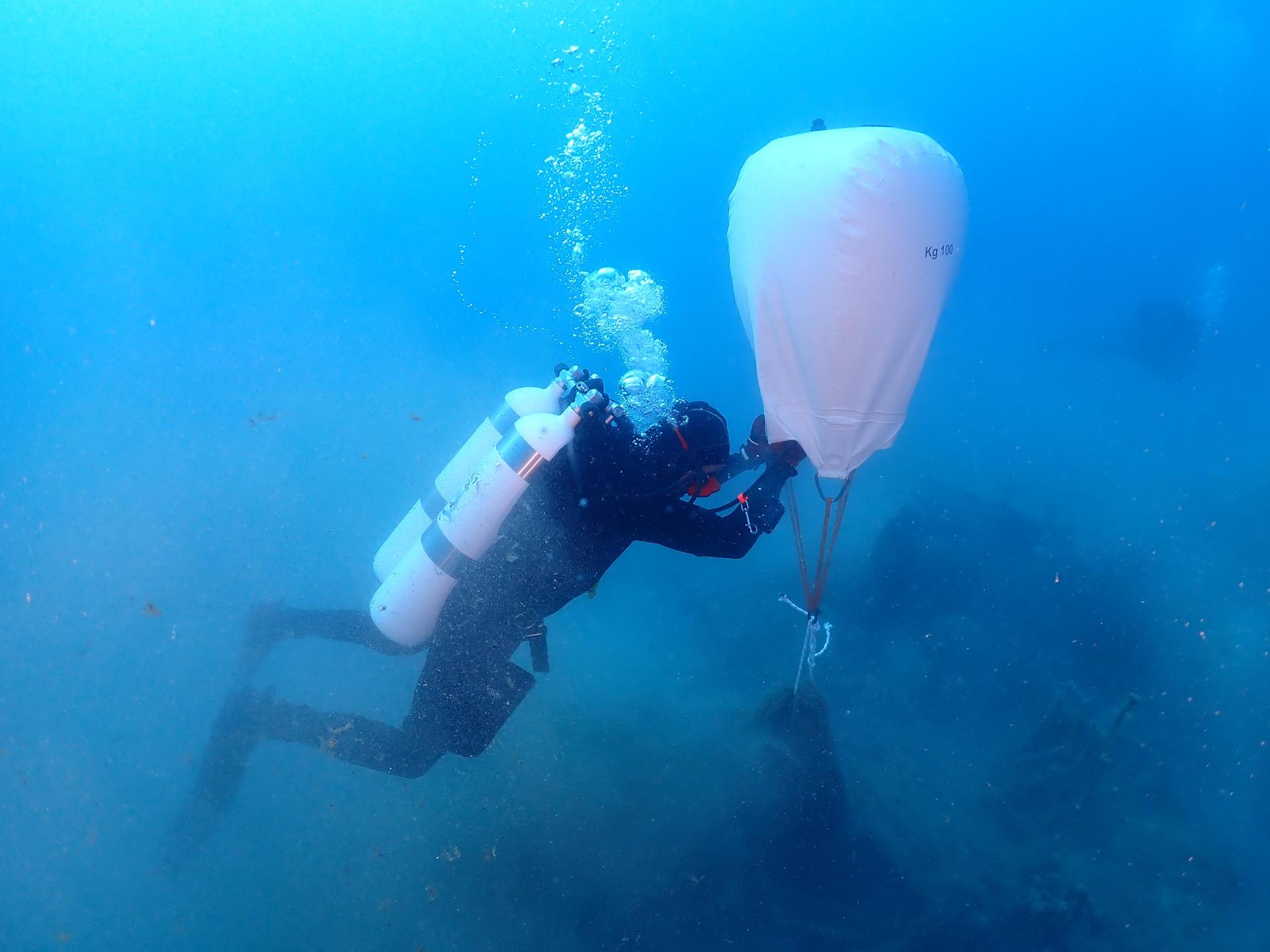 Las aguas cristalinas que rodean centenares de islas griegas atraen cada año a millones de turistas, pero muchos de ellos ignoran el creciente "basurero". 