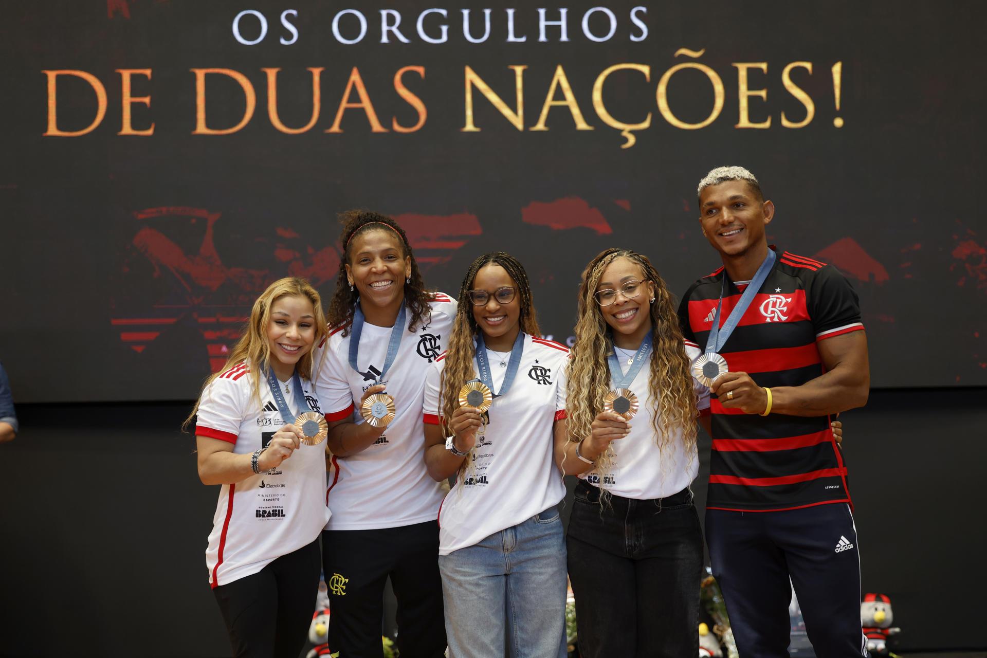 Flavia Saraiva, Rafaela Silva, Rebeca Andrade, Lorrane Oliveira e Isaquias Queiroz.