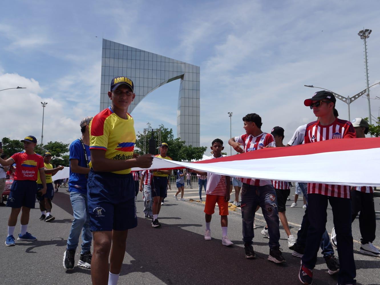 La bandera gigante del Junior extendida desde la Ventana de Campeones hasta el Malecón. 