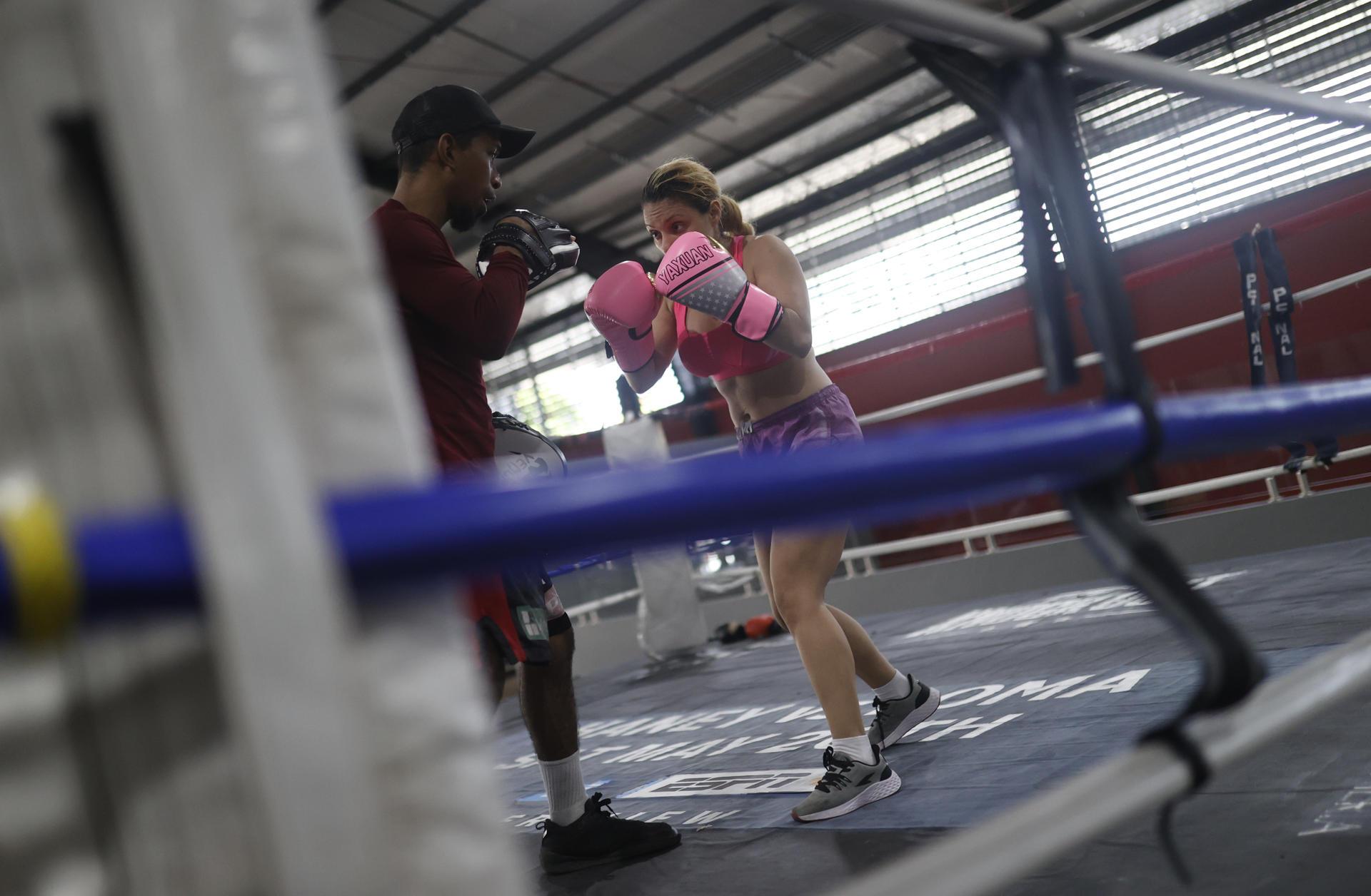 Anahomi Jiménez, de 36 años, entrenando boxeo en el Gimnasio Pedro 'Rockero' Alcázar. 