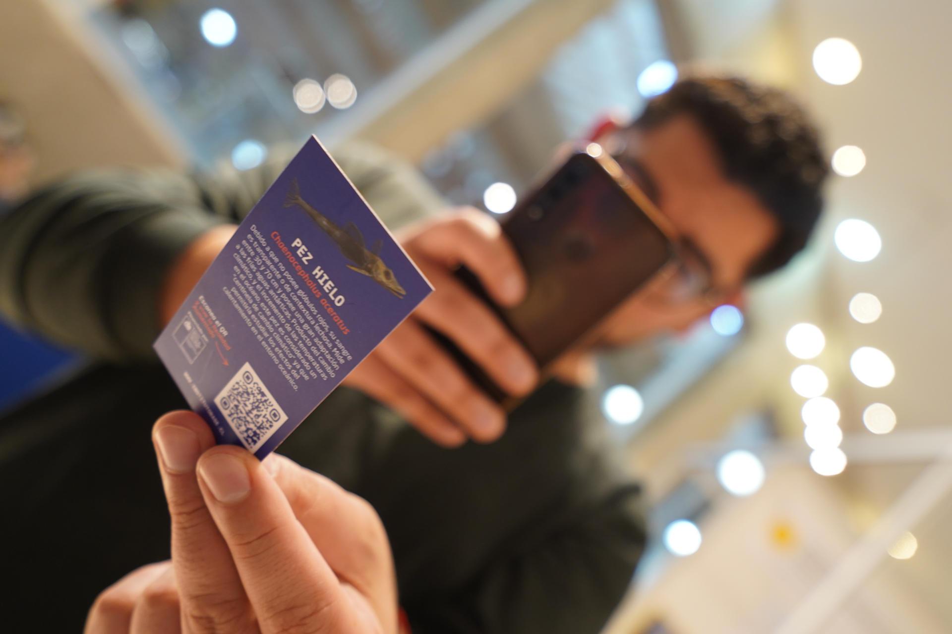 Una persona utilizando la realidad aumentada en Santiago (Chile).