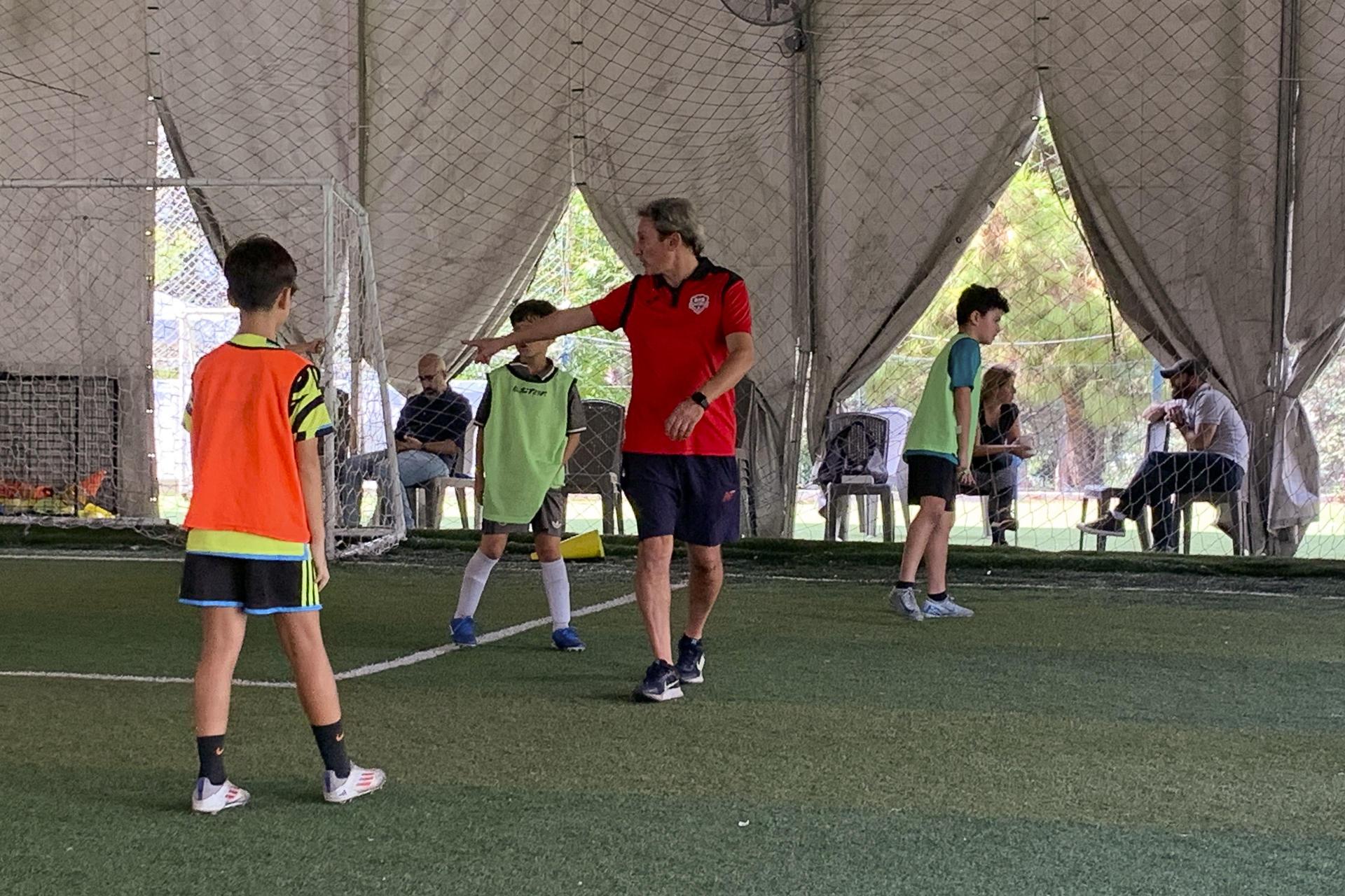 Paco Araujo dando indicaciones a los jóvenes futbolistas.