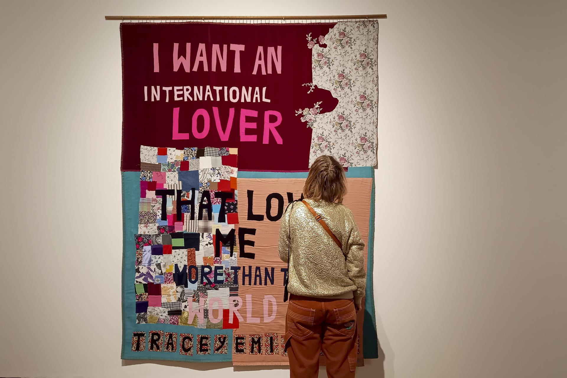 La exposición 'Love is louder' (El amor es más fuerte) en Bruselas aborda tres dimensiones del amor: romántico, familiar y social.