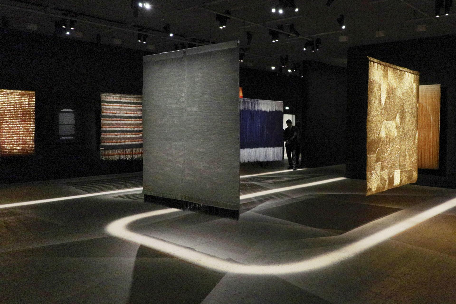 Exposición de la colombiana Olga de Amaral, especialista del arte textil y desconocida para el gran público francés.