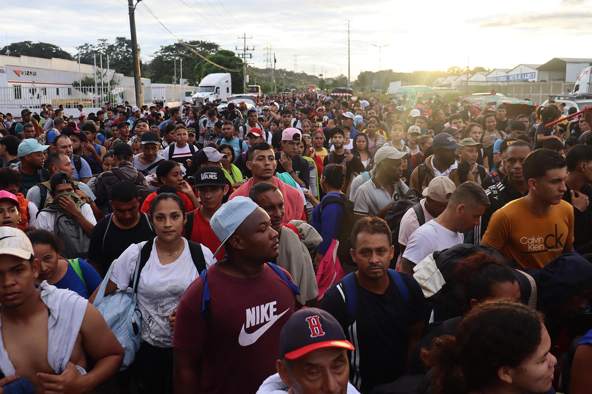 Migrantes caminando en caravana hacia la frontera con Estados Unidos. 
