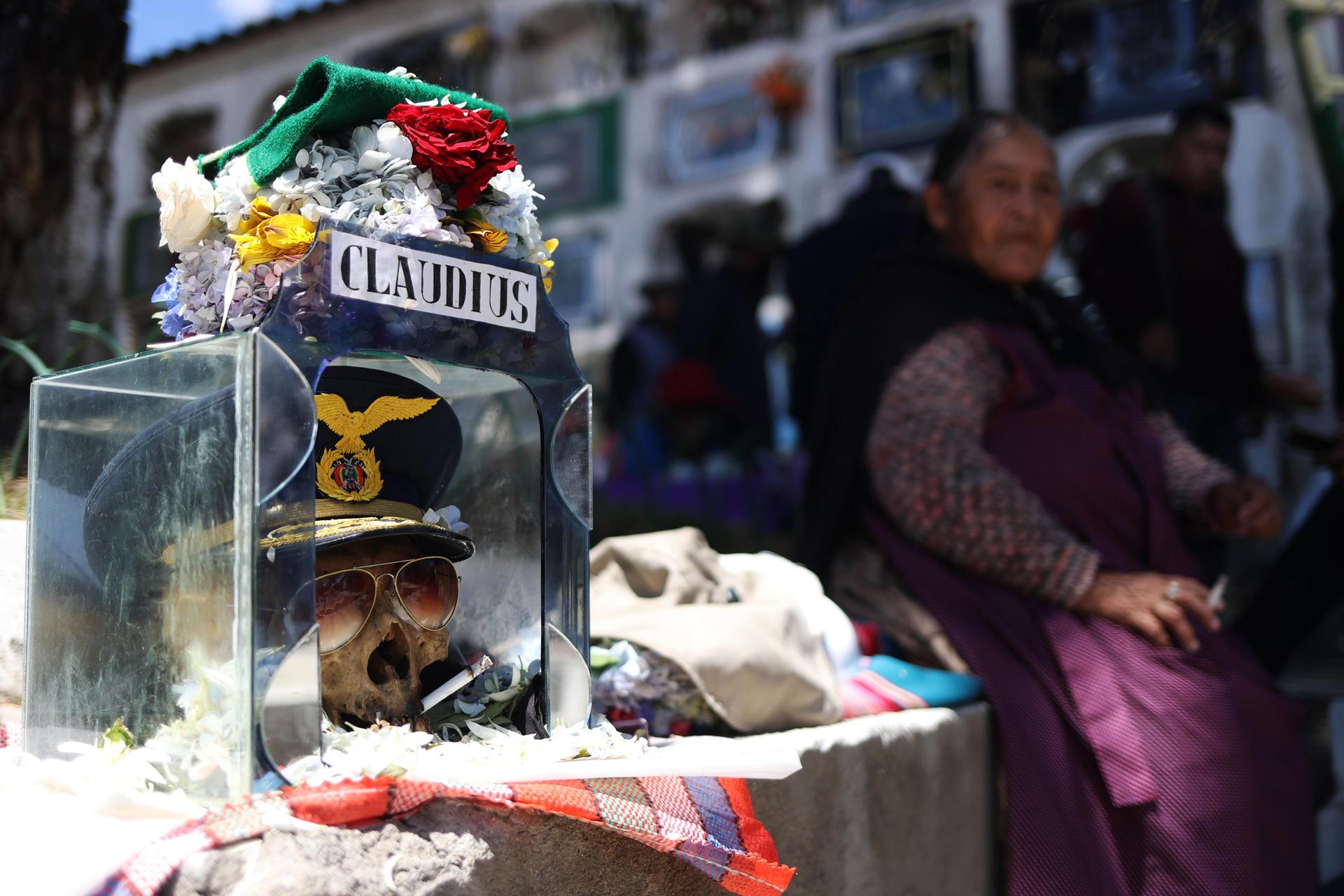 Cráneo humano o "ñatita" en el cementerio general durante la celebración.